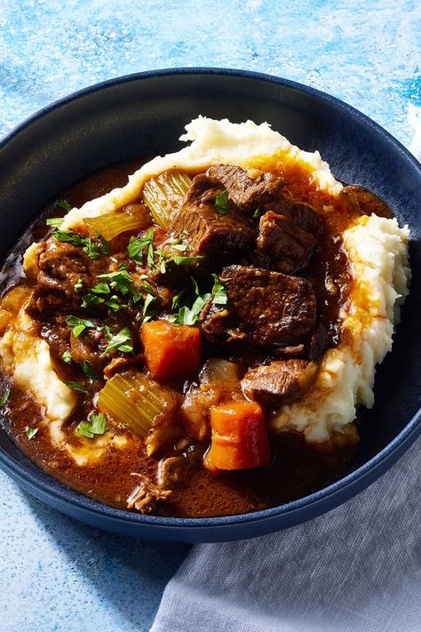 Beef and Guinness Stew Crockpot Guinness Beef Stew, Guinness Beef Stew Recipe, Scottish Stew Recipes, Guiness Stew Recipes, Beef Stew Guinness, Irish Beef Stew Crockpot, Irish Guinness Beef Stew, Slow Cooker Irish Beef Stew, Guiness Stew