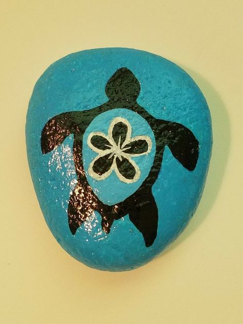 painted rock Things To Paint On Rocks Aesthetic, Turtle Painted Rocks, Turtle Rock, Stone Ideas, Diy Rock Art, Art Pierre, Rock Painting Ideas, Stone Art Painting, Painted Rocks Kids