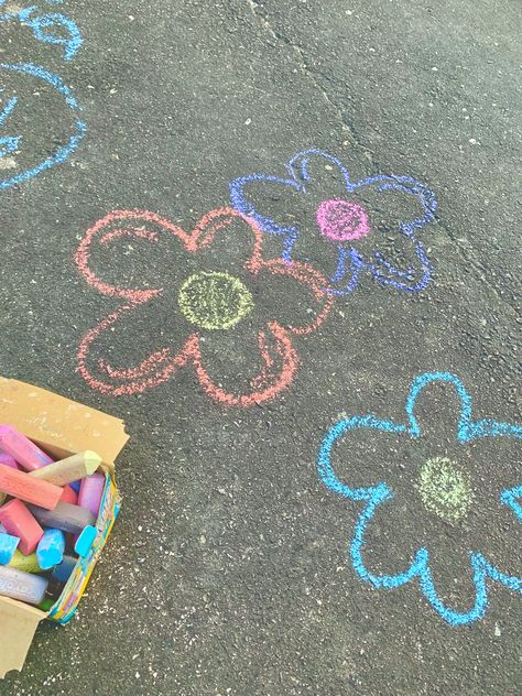 Chalk Doodles Sidewalk, Birthday Sidewalk Chalk Art, Chalk Sidewalk, Chalk Artwork, Street Chalk Art, Fun Chalk Art, Chalk Writing, Easy Graffiti Drawings, Chalk Ideas