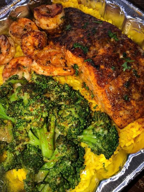 Garlicky Broccoli, Salmon And Shrimp, Yellow Rice, Salmon And Rice, K Food, Food Babe, Food Recepie, Food Goals, Food Obsession