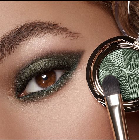 Green Eyeshadow Look, Eye Pencil Makeup, Metallic Eyeshadow, Green Eye, Green Eyeshadow, Shimmer Eyeshadow, روتين العناية بالبشرة, Affordable Makeup, Kiko Milano