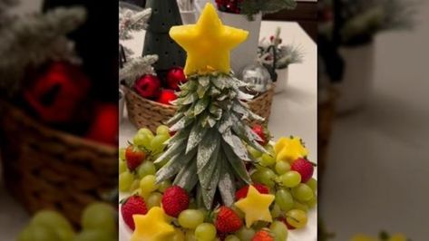 Turn A Pineapple Stem Into A Christmas Tree For A Festive Charcuterie Centerpiece Pineapple Top Christmas Tree, Pineapple Christmas Tree Fruit Tray, Christmas Fruit Platter Holiday Parties, Xmas Fruit Platter, Christmas Tree Fruit Platter, Pineapple Fruit Tray, Fruit Platter Christmas, Holiday Fruit Tray, Christmas Fruit Tray Ideas