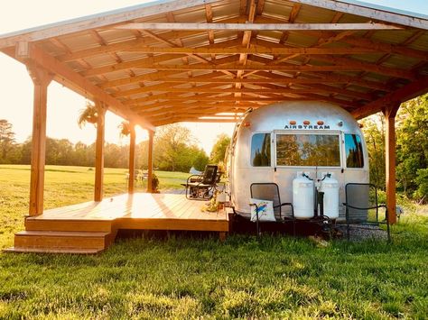 Camper Lean To, Airstream Exterior Glamping, Airstream Patio, Modern Campground, Rv Port, Rv Patio, Rv Covers With Decks, Rv Porch, Rv Shelter With Deck