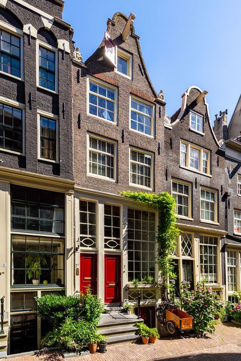 Amsterdam Townhouse, Houses In Amsterdam, Amsterdam Canal Houses, Holland House Netherlands, Buildings Amsterdam, Four Square Homes, Georgian Townhouse, Amsterdam Houses, Scandinavian Apartment