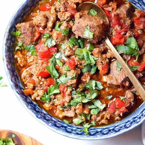 3 meat low carb, keto and paleo chili recipe is so juicy, tender and full of flavor it's all you'll ever want for dinner! Perfect to make on the stove, in the crockpot or instant pot! Chili Low Carb, Southwestern Dishes, Paleo Chili Recipe, Paleo Eating Plan, Keto Meat, Meat Chili, Paleo Chili, Beef Steaks, Low Carb Chili