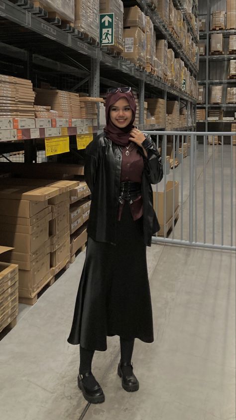 Dark Feminine Aesthetic Hijabi, E Girl Hijab Outfits, Dark Feminine Outfits Hijab, Maroon And Black Outfit, Mafia Hijab, Grunge Rock Outfits, Goth Hijabi, Lady Biker Outfits, Mamba Girl