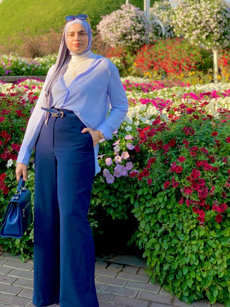 Navy Blue Bell Bottom Pants Outfit, Pants Hijab Outfit, Bottom Jeans Outfit, Bell Bottom Pants Outfit, Bell Bottom Jeans Outfit, Navy Blue Outfit, Outfit Navy, Outfit Pants, Blue Jean Outfits