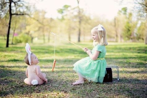 24 Easter Photoshoot Ideas for Kids to make your Easter stories a memorable one - Hike n Dip Easter Baby Photos, Easter Mini Session, Easter Photoshoot, Easter Photography, Sibling Photography, Sibling Photos, Easter Story, Holiday Photography, Easter Pictures