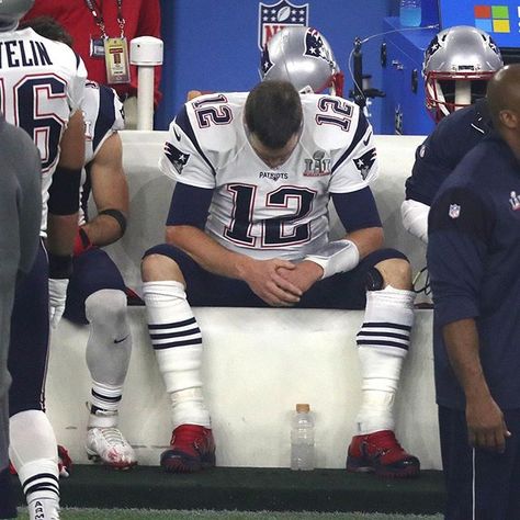 By Stan Grossfeld/Globe Staff -- A dejected Tom Brady sits on the bench during the third quarter. #nfl #football #SuperBowl #SuperBowl51 #SuperBowlLI #Houston #patriots #patsnation #tb12 Tom Brady And His Son, Tom Brady Funny, Tom Brady Superbowl, Tom Brady Photos, Tom Brady Wallpaper New England Patriots, Hard Photo, Superbowl Champions, Patriots Football, Patriots Fans