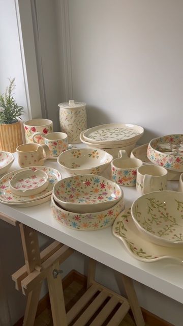 Pottery Dishes Handmade, Ceramic Sets Ideas, Aesthetic Bowls, Aesthetic Dishes, Pottery Sets, Dishes Aesthetic, Cute Dishes, Pretty Bowls, Cute Plates