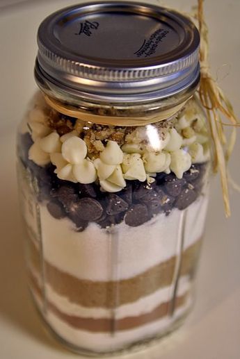 Sweethearts Of The West: The Mason Jar...fill 'er up for Christmas. ~~Tanya Hanson SAND ART BROWNIES! 1 Mason jar With These Layered Ingredients: 2/3 t. salt 5/8 c. flour 1/3 c. cocoa powder 1/2 c. flour 2/3 c. brown sugar 2/3 c. sugar 1/2 c. chocolate chips 1/2 c. white chocolate chips 1/2 c. walnuts Mason Jar Art, Mason Jar Cookies, Mason Jar Meals, Jar Art, Mason Jar Gifts, Meals In A Jar, Cadeau Diy, Cookie Mix, Sand Art