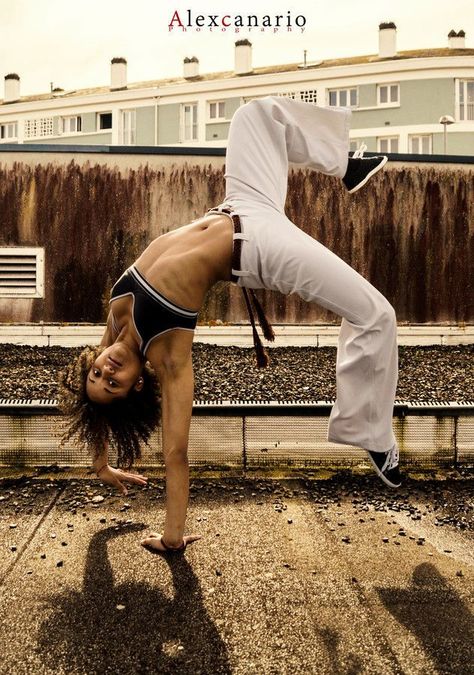 Capoeira Girl, Capoeira Art, Brazilian Martial Arts, Female Martial Artists, Action Pose Reference, Martial Arts Girl, Martial Arts Women, Action Pose, Anatomy Poses