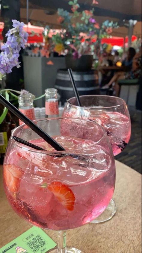 Gin And Tonic Aesthetic, Strawberry Gin And Tonic, Strawberry Gin, Ig Bio, Pink Gin, Pretty Drinks, Floral Shop, Gin And Tonic, Summer Drinks