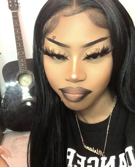 Emo Makeup Black Women, Dark Makeup Looks Black Women, Goth Baddie Aesthetic, Grunge Makeup Black Women, Soft Emo Makeup, Soft Alternative Makeup, Gyaru Goth, Makeup Looks Pretty, Lips Combo