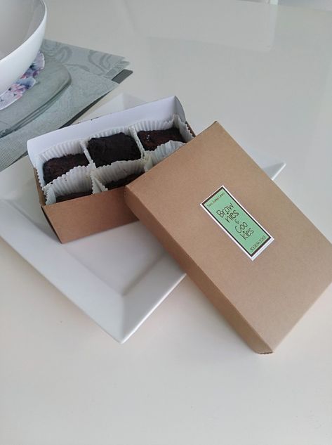 Brownies Packing Ideas, How To Pack Brownies For Gift, Brownies Gift Packaging Ideas, Brownies Box Packaging, Brownie Embalado, Bread Bakery, Cake Bread, Bakery Bread, Takeout Container