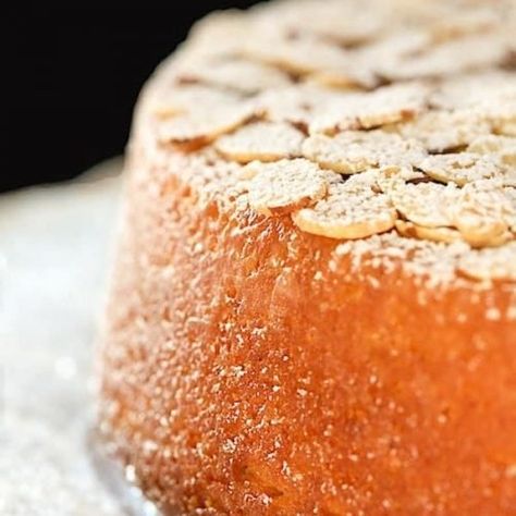 This French Almond Cake is incredibly delicious and incredibly easy. One-bowl, no-mixer and just a few minutes to throw together! #frenchalmondcake #easycakerecipe #christmasdessert Vanilla Almond Cake Recipe, French Almond Cake, Vanilla Almond Cake, French Almond, Almond Cake Recipe, Torte Cupcake, French Desserts, Almond Cake, French Cooking