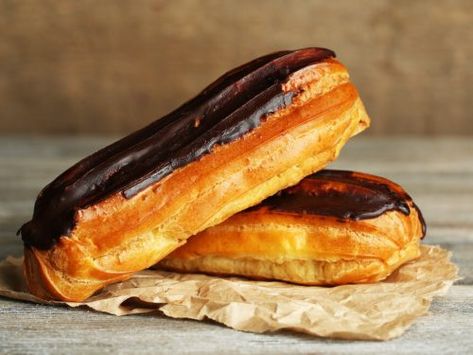 Long John Donut, Chocolate Eclair Recipe, Eclair Recipe, Baked Breads, Chocolate Eclair, Copykat Recipes, Choux Pastry, Long John, Chocolate Topping