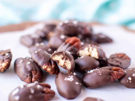 Easy Chocolate Covered Pecans - Marcellina In Cucina Vegan Bark, Chocolate Covered Pecans Recipe, Pecan Turtles Recipe, Covered Pecans, Turtles Recipe, Tv Snacks, Christmas Eve Appetizers, Chocolate Covered Pecans, Pecan Turtles