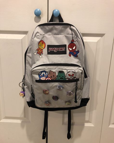 Paint On Bagpack, Spider Man Backpack, Marvel School Supplies, Drawing On Backpack, Decorate Backpack, Backpack Painting Ideas, Avengers Backpack, Diy Avengers, Spiderman Backpack