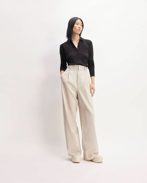 How to Style Baggy Pants for Women Like the Fashion Crowd | Who What Wear Everlane Outfit, Neutral Pants, Tencel Pants, Pleated Pant, Drape Pants, Working Overtime, Womens Chinos, Pant Trends, Baggy Trousers