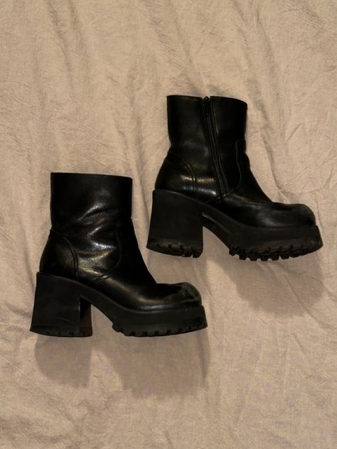 Chunky Healed Boots, Shoes 90s Style, Vintage Chunky Boots, Chunky Heels Boots Outfit, Chunky Heel Boots Outfit, Chunky Boots Aesthetic, Platform Ankle Boots Outfit, Thrifting Manifestation, Platform Leather Boots