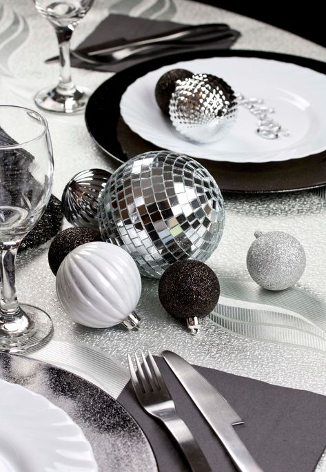 New Years Eve Table Setting, Black Charger Plates, Pink Table Settings, New Year's Party Decorations, Metallic Christmas, New Year Decoration, Silver Table, New Year's Eve Party, New Years Eve Decorations