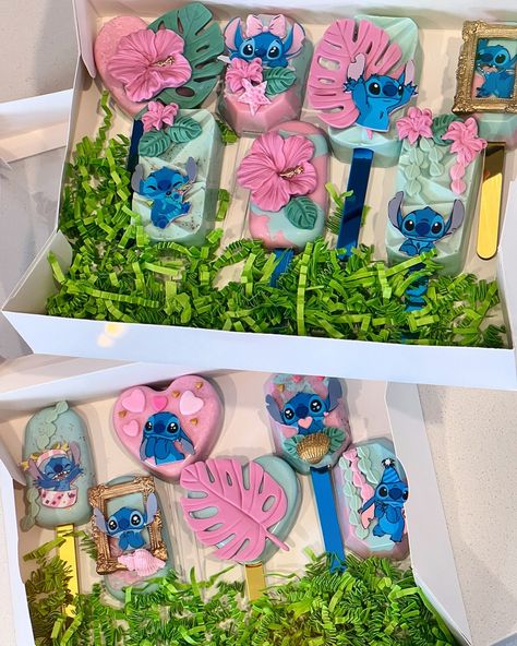 🏝️🌺🌴Stitch Cakesicles🌴🌺🏝️ Obsessed with these Cakesicles!! Cakesicles are always such a cute way to add some treats to your party. Completely customizable to fit your theme ✨A little BTS✨ My daughter is a natural at this stuff She created all the fondant pieces for these cakesicles! So proud 💪 . . . . . . #cake #sanantonio #sanantoniosmallbusiness #sanantoniocakes #sanantonioeats #sanantonioevents #sanantoniofood #sanantoniofoodie #sanantoniobaker #bakedsa #bakery #foodie #food #cakeofth... Lilo And Stitch Birthday Party Treats, Lilo And Stitch Cakesicles, Lilo And Stitch Rice Krispie Treats, Stitch Party Treats, Stitch And Angel Cake Pops, Stitch And Angel Gender Reveal Treats, Stitch Cakesicles, Bluey Cakesicles, Lilo And Stitch Dessert Table