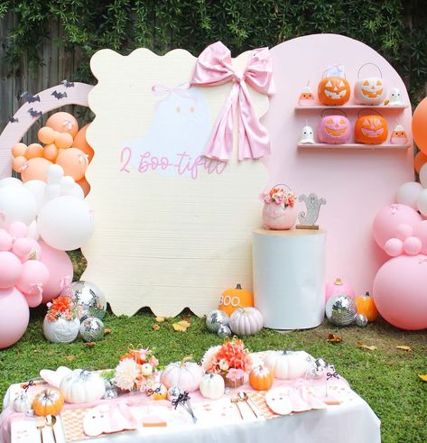 2 Boo-Tiful 👻🎀 The backdrop details that have been living in my head rent free for a year - couldn’t be happier with how it turned out 🤩 What’s your favorite part? PS: don’t tell anyone I told you but this entire backdrop ripped in half as I was setting it up (first thing in the morning) 😅 Halloween party, girly Halloween party, kids Halloween party decor, spooky cute, two spooky, spooky one Barbie Halloween Party, Spooky One First Birthday Girl, Two Spooky Backdrop, Boo You’re Two Birthday, Pink Ghost Party, Pink Halloween Photo Backdrop, Girly Spooky Birthday, Girly Halloween Party, Spooky One First Birthday Pink