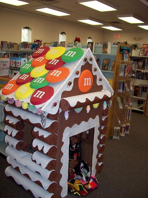 100_3676 | Linda's 'log cabin' gingerbread playhouse at the … | Flickr Large Gingerbread House, Gingerbread Playhouse, Gingerbread Party, Gingerbread Christmas Decor, Candyland Birthday, Candy Land Christmas Decorations Diy, Candyland Party, Candy Theme, Christmas Float Ideas