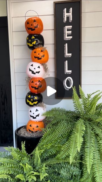 Kristi Bissell - The Pickled Rose on Instagram: "I made these cute pumpkin totem poles last year but they are too good not to reshare if you’re looking for an easy peasy Halloween DIY!  #halloween #halloweendecor #halloweentotem #halloweenporchdecor #halloweenporch #betterhomesandgardens #craftingwithkristi#diy#lovetocraft#frontpotchdecor" Plastic Jack O Lantern Ideas, Pumpkin Totem Pole, Plastic Jack O Lantern Makeover, Jack O Lantern Totem Pole, Diy Cement Jack O Lantern, Jack O Lantern Topiary, Halloween Pumpkin Diy, Pumpkin Bucket, Halloween Porch Decorations