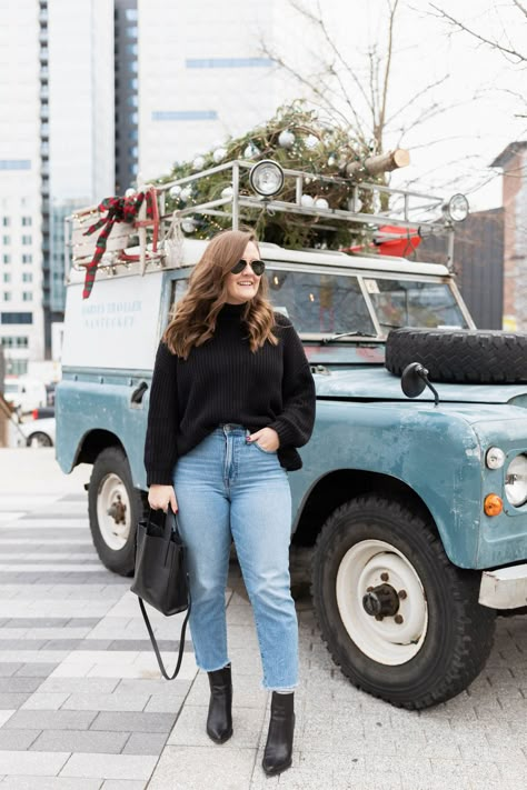 Relaxed Straight Leg Jeans Outfits, Mum Jeans Outfit Winter, Mom Jeans Plus Size Outfit, Winter Street Style 2020, Mum Jeans Outfit, Winter Outfits With Jeans, Plus Size Mom Jeans, Mom Jeans Outfits, Mom Jeans Outfit Winter