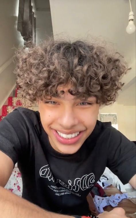 Nasim Tiktok, Curly Hairstyles Boys, Blue Eyed Men, Face Features, Mexican Men, White Guys, Cute White Guys, Boys With Curly Hair, Natural Hair Updo