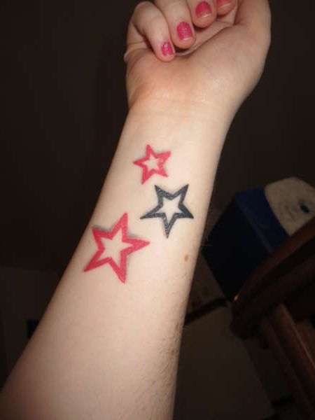 Love this star tat Black Star Tattoo, Small Star Tattoos, Butterfly Braid, Upper Back Tattoos, Stars Tattoo, Feminine Tattoo Sleeves, Small Tattoos With Meaning, Tattoo Sleeves, Star Tattoo