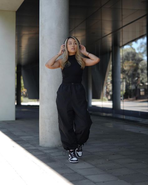 Parachute Pants Outfit Black Women, Black Parachute Pants Outfit Summer, Parachute Pants Outfit Black, Ootd Cargo Pants, Black Parachute Pants Outfit, Parachute Joggers, Black Festival Outfit, Black Parachute Pants, Outfit Fiesta