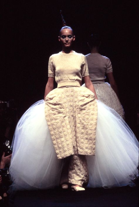 Comme des Garçons Fall 1995 Ready-to-Wear Collection - Vogue Rei Kawakubo Comme Des Garcons, Fashion 1990s, Amber Valletta, Rei Kawakubo, Crazy Outfits, Clothing Sites, Maxi Dress Online, Mood Board Fashion, Vogue Runway