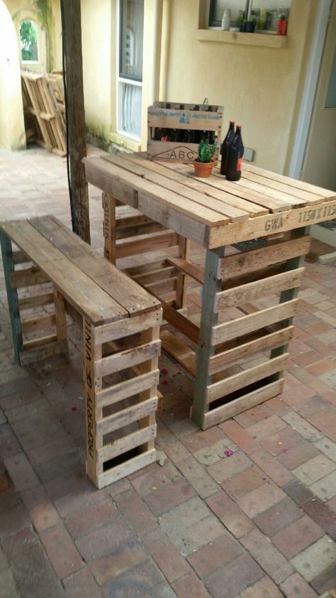 Bar leaner and chair still needs a paint #pallets #palletfurniture Bars Made From Pallets, Bar Leaner Ideas, Pallet Bar Leaner, Pallet Bar Table Diy, Pallet Bar Table, Bar Pallet Ideas Easy Diy, Small Pallet Table Diy, Pallet Table Outdoor, Bar Leaner