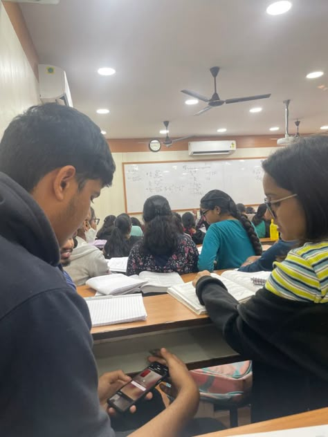 Delhi College Snapchat, University Snap Streaks, Tution Class Snapchat, Parul University Vadodara Snap, Fake College Class Snaps, Tuition Aesthetic, Fake Classroom Snaps, Aakash Institute Snap, Students In Classroom Photography