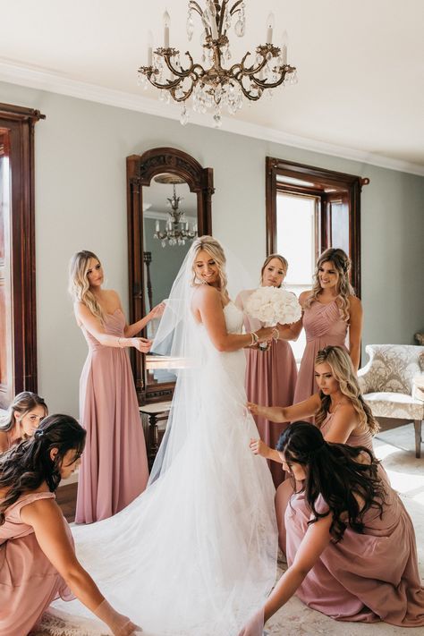 Bridal And Bridesmaid Pictures, Brides And Bridesmaids Pictures, Bridesmaids Photos Getting Ready, Poses For Bridesmaids, Pictures With Bridesmaids, Bridesmaid Photoshoot Ideas, Photoshoot Bridesmaids, Wedding Photos With Bridesmaids, Photos With Bridesmaids