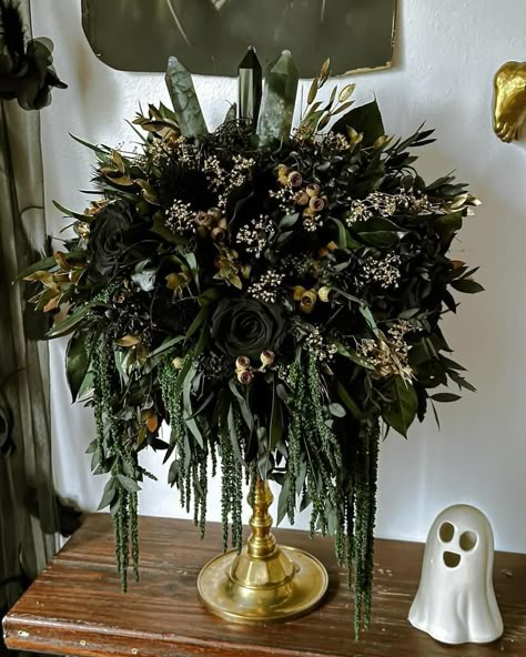 Black And Green Flower Arrangements, Goth Wedding Flower Arrangements, Witchy Bouquet Wedding, Witchy Floral Arrangements, Witchy Flower Arrangements, Gothic Bridal Bouquet, Gothic Flower Arrangements, Gothic Floral Arrangements, Dark Green Bouquet