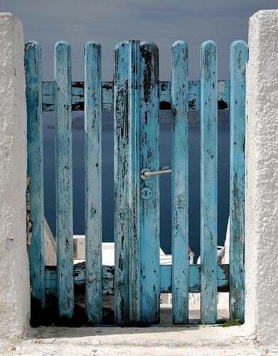 Gate to the beach Old Gates, Deco Marine, Gates And Fences, Seaside Living, Cottage By The Sea, House By The Sea, Dream Beach, Blue Dream, Fence Gate