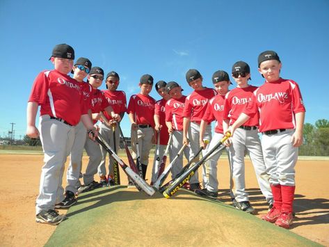 Team photo Softball Team Photos, Baseball Photoshoot, Baseball Team Pictures, Team Picture Poses, Sport Poses, Softball Picture, Sports Team Photography, Softball Pics, Softball Photography