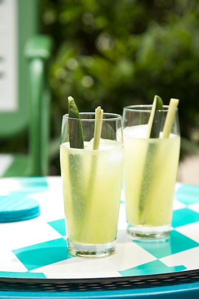 lemongrass cucumber cocktails - not too sweet and super refreshing for summer Lemongrass Cocktail, Orange Whiskey Cocktail, Cucumber Cocktails, Vodka Drinks Easy, Vodka Mixed Drinks, Cucumber Drink, Cucumber Cocktail, Easy Mixed Drinks, Winter Orange