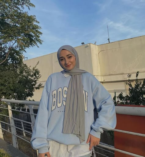 White Hoodie Outfit Hijab, Hijab And Hoodie, Hijab Style With Hoodie, Hijabi Hoodie Outfit, Hijab Hoodie Outfit, Hijab With Hoodie, Hoodie Hijab Outfit, Blue Pullover Outfit, Hoodie Outfit Hijab