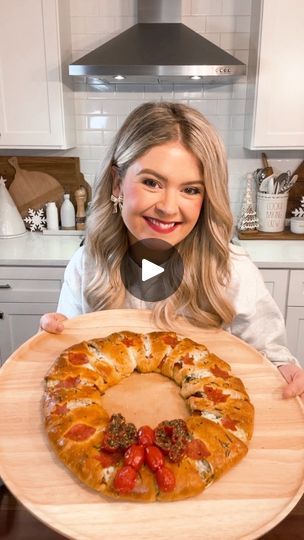 Christmas Pizza Wreath, Pizza Wreath, Christmas Sandwiches, Wreath Recipe, Mini Decorations, Pepperoni Bread, Crescent Roll Pizza, Christmas Pizza, Rolled Sandwiches