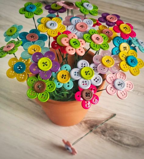 Button Art Projects, Buttons Crafts Diy, Button Creations, Button Bouquet, Spring Crafts For Kids, Ideas For Easter Decorations, Ideas For Easter, Diy Buttons, Kids Outdoor