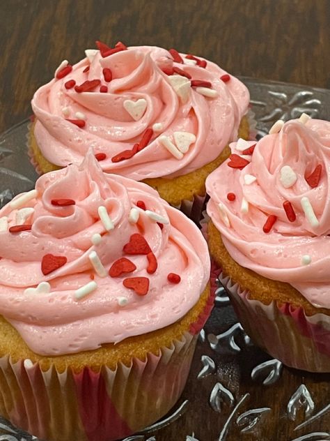 Pink Vanilla Cupcakes, Pink Heart Cupcakes, Valentines Day Cupcakes Aesthetic, Pink Cupcakes With Sprinkles, Pink Cupcakes Aesthetic, Cupcakes For Valentines Day, Heart Shaped Cupcakes, Pink Buffet, Valentines Day Cupcakes