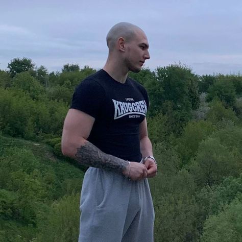 Slavic Men, Bald Boy, Underground Style, Alpha Males, Skinhead Fashion, Bald Men Style, Bad Boy Style, Men Aesthetic, European Men