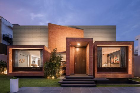 Modern Brick House, Home Designs Exterior, India Architecture, Modern Exterior House Designs, Brick Architecture, Brick Facade, House Elevation, Facade Design, Modern Exterior