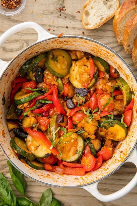 Ratatouille vertical Ratatouille Recept, Vegetarische Diners, Vegetarian Recipes Dinner Healthy, Ratatouille Recipe, Boiled Chicken Breast, Reheat Chicken, Dinner Aesthetic, Resep Salad, Healthy Vegetarian Dinner