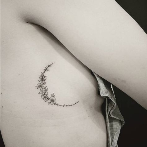 Floral moon tattoo ending with the quote "fly me to the moon". Tattoo Artist: Drag Wildflowers Tattoo, Tattoo Son, Stylish Tattoo, Tattoo Zeichnungen, Moon Tattoo Designs, Tattoo Fails, Home Tattoo, Dainty Tattoos, Little Tattoos